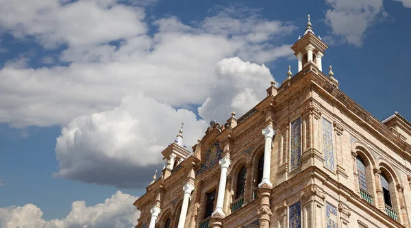 Byggnader på den berömda Plaza de Espana — Stockfoto