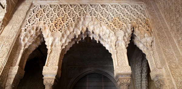 Łuki w stylu islamskim w Alhambra, Granada, Hiszpania — Zdjęcie stockowe