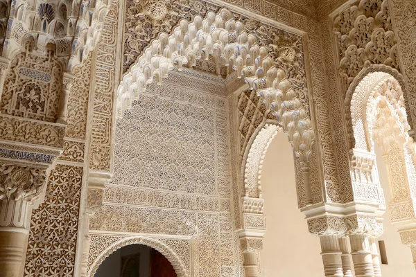 Арки в ісламському стилі в Альгамбра, Гранада, Іспанія — стокове фото