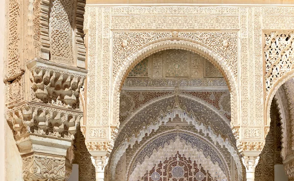 Archi in stile islamico in Alhambra, Granada, Spagna — Foto Stock