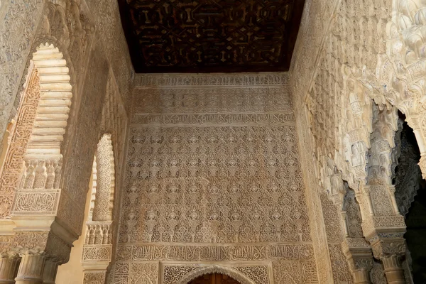 在阿罕布拉、 西班牙格拉纳达的伊斯兰瓷砖的细节 — 图库照片