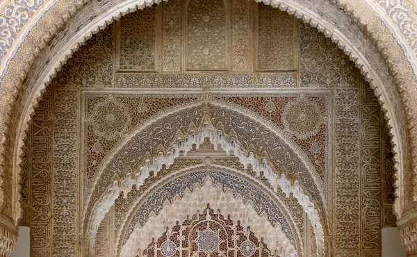 Łuki w stylu islamskim w Alhambra, Granada, Hiszpania — Zdjęcie stockowe