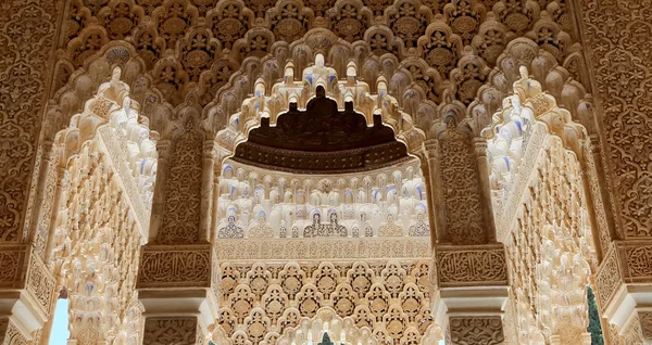 Łuki w stylu islamskim w Alhambra, Granada, Hiszpania — Zdjęcie stockowe