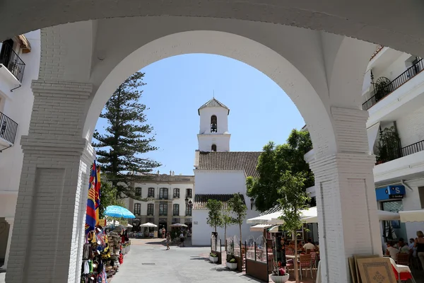 Edificios y turistas en Nerja, Andalucía, España —  Fotos de Stock