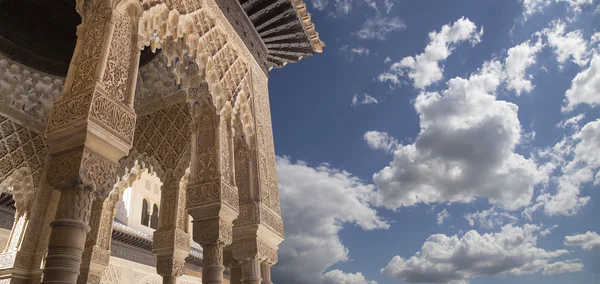 Арки в исламском стиле в Альгамбре, Гранада, Испания — стоковое фото