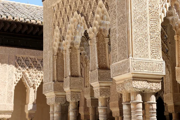 Kolumny w stylu islamskim w Alhambra, Granada, Hiszpania — Zdjęcie stockowe