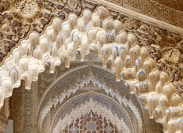 Łuki w stylu islamskim w Alhambra, Granada, Hiszpania — Zdjęcie stockowe