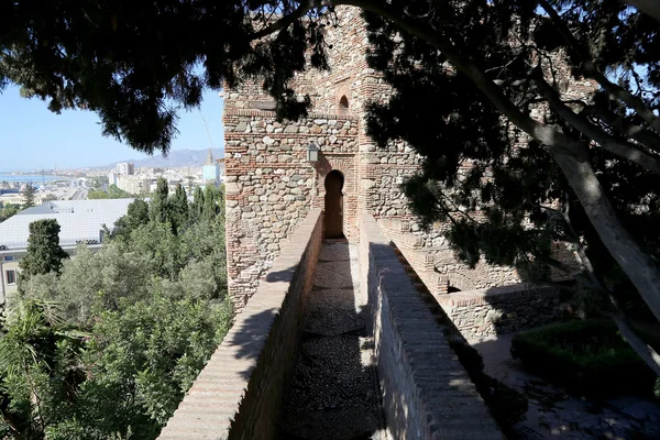 Castelo de Alcazaba na montanha de Gibralfaro. Málaga, Espanha — Fotografia de Stock
