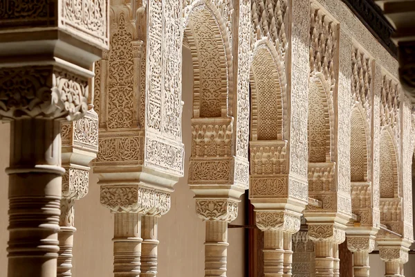 Arcos en estilo islámico en Alhambra, Granada, España — Foto de Stock