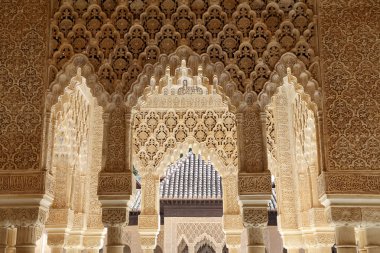 Kemer içinde İslami tarz içinde Alhambra, Granada, İspanya