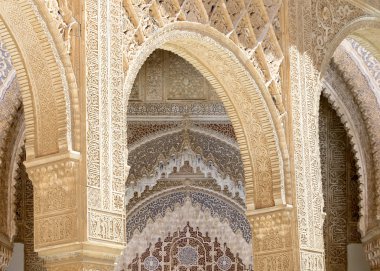 Kemer içinde İslami tarz içinde Alhambra, Granada, İspanya