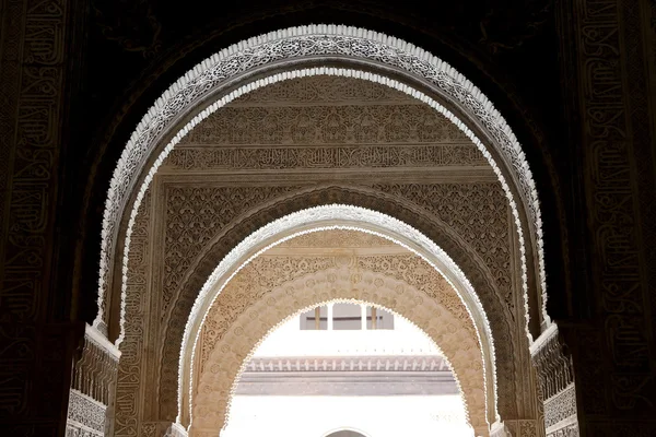 Kemer içinde İslami tarz içinde Alhambra, Granada, İspanya