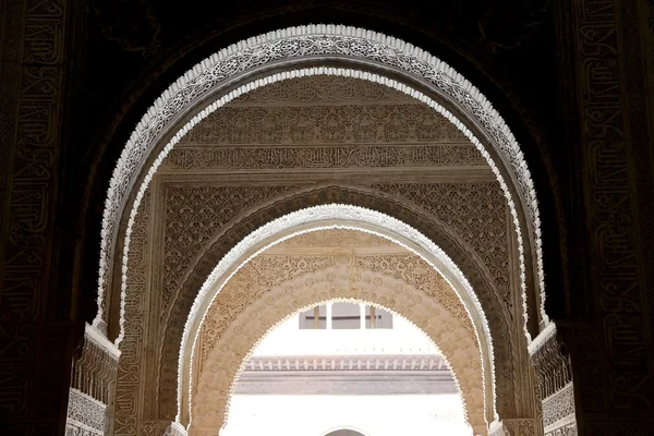 Arcos en estilo islámico en Alhambra, Granada, España — Foto de Stock