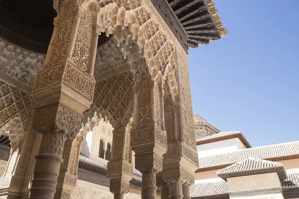 Bögen im islamischen Stil in Alhambra, Granada, Spanien — Stockfoto