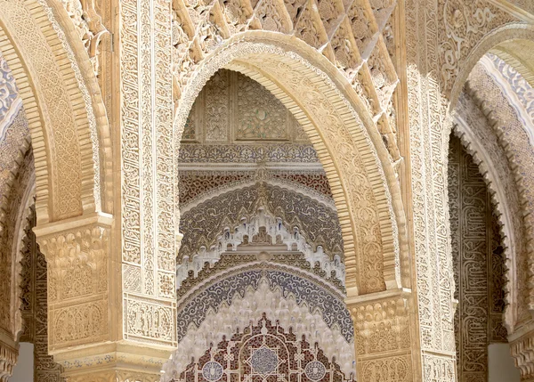 알 함 브라, 그라나다, 스페인에서에서 이슬람 스타일 아치 — 스톡 사진