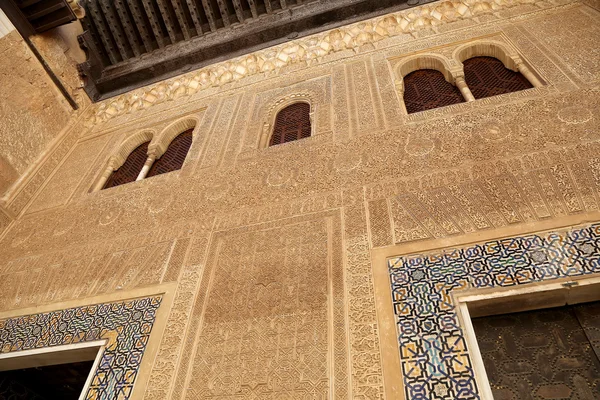 Detail islamischer Fliesenarbeiten an der Alhambra, Granada, Spanien — Stockfoto