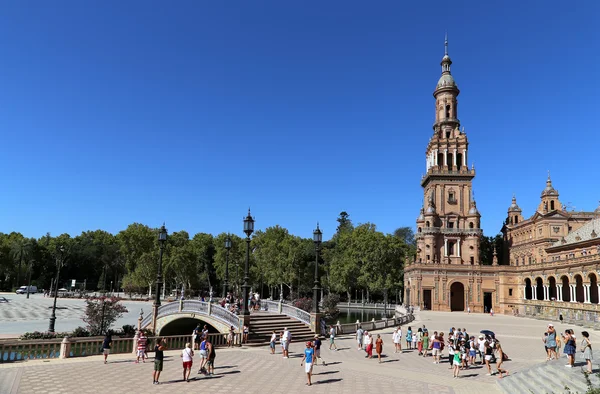 Plaza de España y turistas en Sevilla, Andalucía, España — Foto de Stock