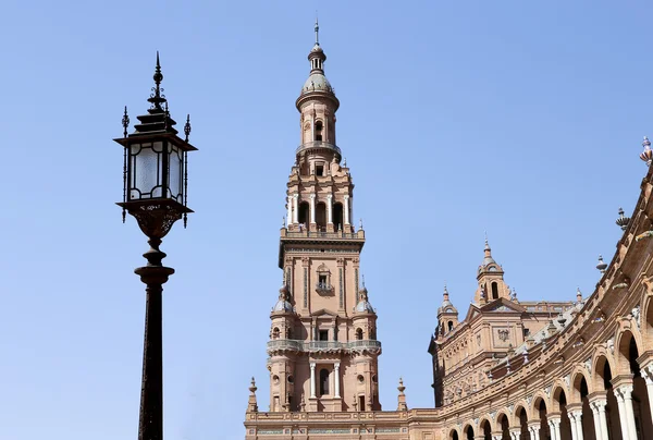 Byggnader på den berömda Plaza de Espana. Sevilla, Andalusien, Spanien. — Stockfoto