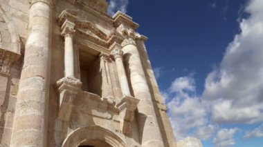 Gerasa Hadrian Arş (Jerash)-129/130 yılında Jerash için İmparator Hadrian ziyareti onuruna inşa edilmiştir, Ürdün
