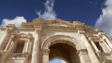 Gerasa Hadrian Arş (Jerash)-129/130 yılında Jerash için İmparator Hadrian ziyareti onuruna inşa edilmiştir, Ürdün