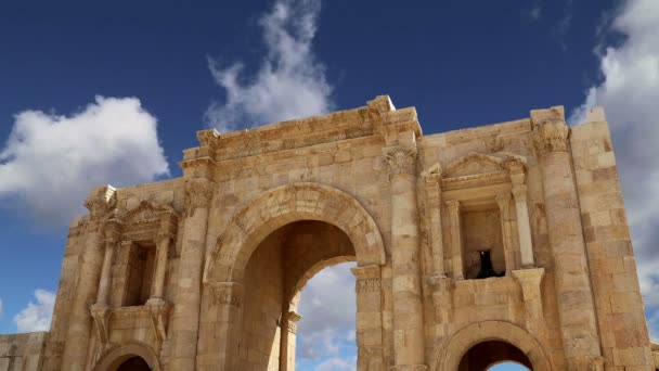 Arco di Adriano a Gerasa (Jerash) è stato costruito per onorare la visita dell'imperatore Adriano a Jerash nel 129 / 130 dC, Giordania — Video Stock