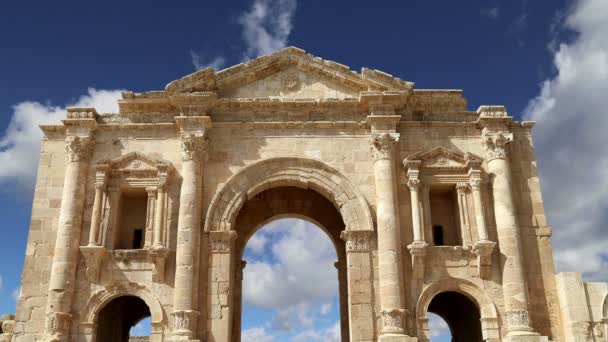 Арка Адріана в Gerasa (Jerash)-була побудована на честь візиту імператора Адріана до Jerash в 129/130 AD, Йорданія — стокове відео