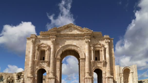 V Gerasa (Jerash) byl postaven oblouk od císaře Hadria do Jerashu v roce 129/130 AD, Jordánsko — Stock video