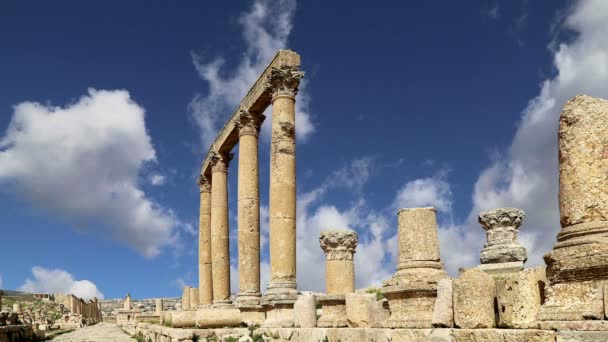 Ruinas romanas en la ciudad jordana de Jerash (Gerasa de la Antigüedad), capital y ciudad más grande de la gobernación de Jerash, Jordania — Vídeo de stock