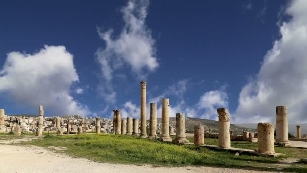 Ruinas romanas en la ciudad jordana de Jerash (Gerasa de la Antigüedad), capital y ciudad más grande de la gobernación de Jerash, Jordania — Vídeo de stock