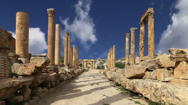 Ruinas romanas en la ciudad jordana de Jerash (Gerasa de la Antigüedad), capital y ciudad más grande de la gobernación de Jerash, Jordania — Vídeo de stock