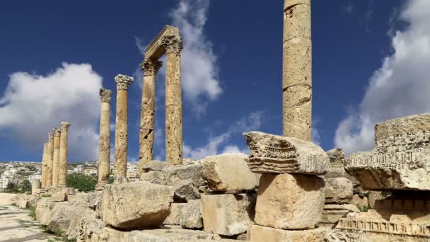 Ruinas romanas en la ciudad jordana de Jerash (Gerasa de la Antigüedad), capital y ciudad más grande de la gobernación de Jerash, Jordania — Vídeo de stock