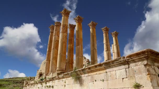 Ruinas romanas en la ciudad jordana de Jerash (Gerasa de la Antigüedad), capital y ciudad más grande de la gobernación de Jerash, Jordania — Vídeo de stock