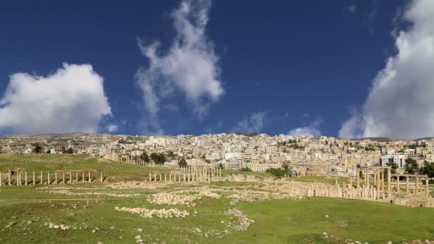 Ruines romaines dans la ville jordanienne de Jerash (Gerasa de l'Antiquité), capitale et plus grande ville du gouvernorat de Jerash, Jordanie — Video