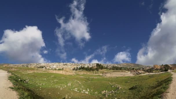 Romeinse ruïnes in de Jordaanse stad jerash (gerasa uit de oudheid), hoofdstad en grootste stad van het gouvernement jerash, jordan — Stockvideo