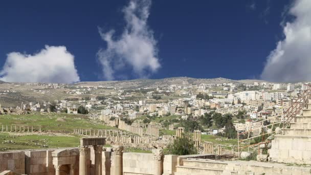 Romerska ruinerna i den jordanska staden jerash (gerasa av antiken), huvudstad och största stad guvernement jerash, Jordanien — Stockvideo