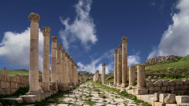 Ruinas romanas en la ciudad jordana de Jerash (Gerasa de la Antigüedad), capital y ciudad más grande de la gobernación de Jerash, Jordania — Vídeo de stock