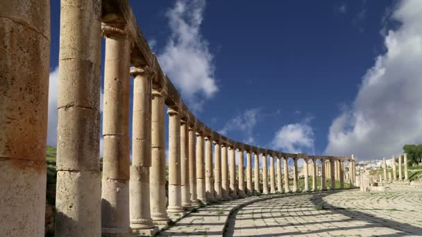 Forum (Oval Plaza) en Gerasa (Jerash), Jordania. Forum es una plaza asimétrica al principio de la calle Colonnaded, que fue construida en el siglo I dC. — Vídeo de stock