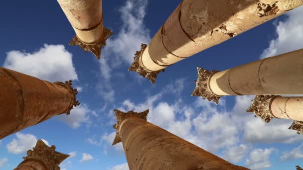 De Romeinse zuilen in de Jordaanse stad Jerash, hoofdstad en grootste stad van het gouvernement Jerash, Jordanië — Stockvideo