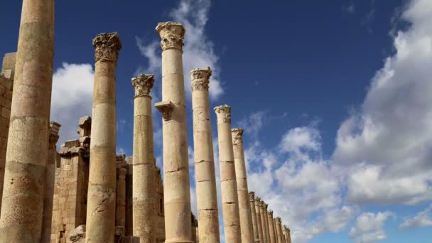 Columnas romanas en la ciudad jordana de Jerash, capital y ciudad más grande de Jerash Governorate, Jordania — Vídeos de Stock