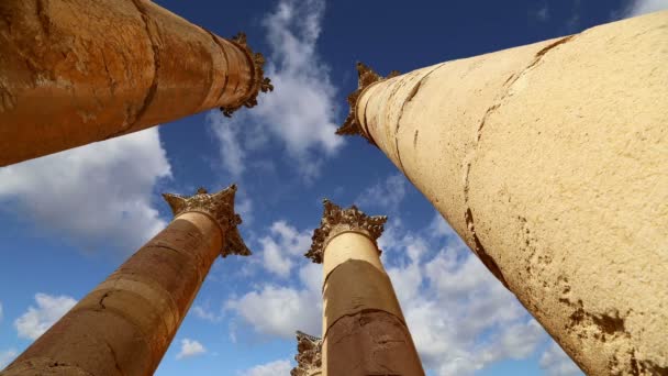 Római oszlopok a Jordán város Jerash, Capital és a legnagyobb város Jerash Governorate, Jordánia — Stock videók