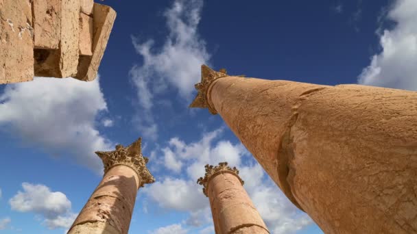 Columnas romanas en la ciudad jordana de Jerash, capital y ciudad más grande de Jerash Governorate, Jordania — Vídeo de stock