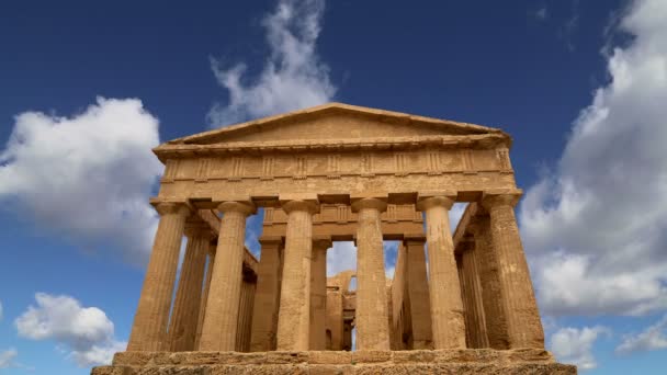 Antik Yunan tapınağı Concordia (M.Ö. V-Vi yüzyıl), Tapınaklar Vadisi, Agrigento, Sicilya — Stok video