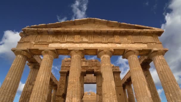 Древнегреческий храм Конкордии (V-VI вв. до н.э.), Долина храмов, Агридженто, Сицилия — стоковое видео