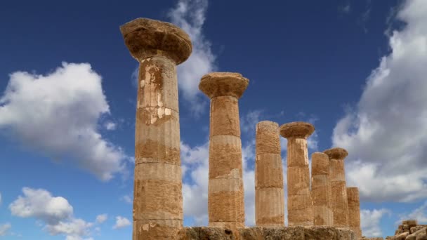 Resterna av ett gammalt grekiskt tempel av Herakles (V-vi-talet F.Kr.), Tempeldalen, Agrigento, Sicilien — Stockvideo