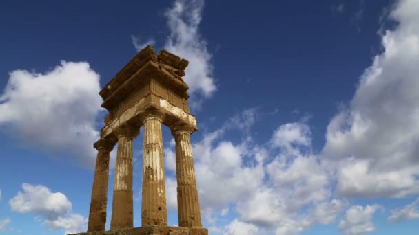 Antika grekiska templet i Dioscuri, Tempeldalen, Agrigento, Sicilien — Stockvideo