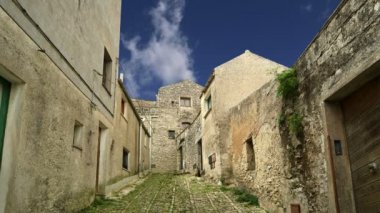 Eski İtalyan tarzında antik sokaklar. Erice, Sicilya, İtalya