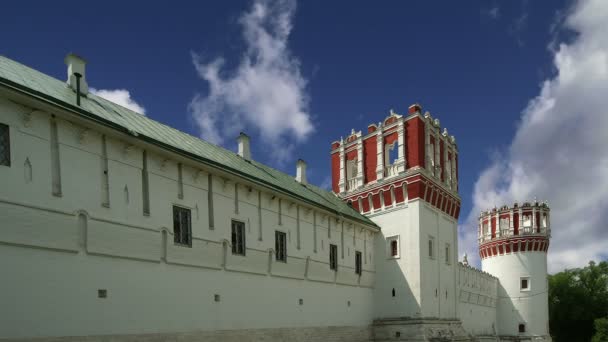 O Convento de Novodevichy, também conhecido como Mosteiro de Bogoroditse-Smolensky, é provavelmente o claustro mais conhecido de Moscou, Rússia. — Vídeo de Stock