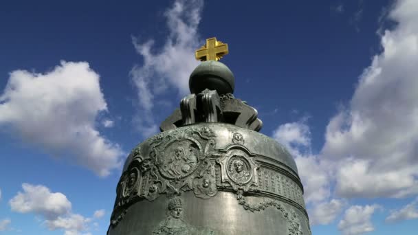 Tsar Bell, Moskva Kremlin, Ryssland-även känd som Tsarsky Kolokol, tsar Kolokol III, eller Royal Bell, är en 6,14 meter (20,1 ft) lång, 6,6 meter (22 fot) diameter klocka på displayen på grund av Moskva Kreml — Stockvideo