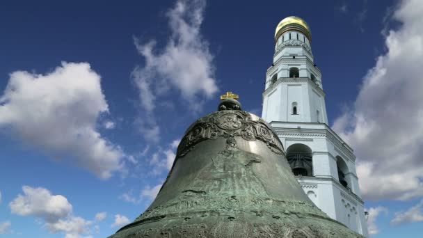La Campana dello Zar, Cremlino di Mosca, conosciuta anche come Kolokol dello Zar, Kolokol III dello Zar, o Campana Reale, è una campana di 6,14 metri di altezza, 6,6 metri di diametro esposta sul terreno del Cremlino di Mosca. — Video Stock