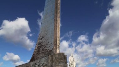 Vdnk sergi merkezi yakınlarındaki Kozmonot müzesinin açık havada parkta Uzay Anıtı Fatihler, Moskova, Rusya